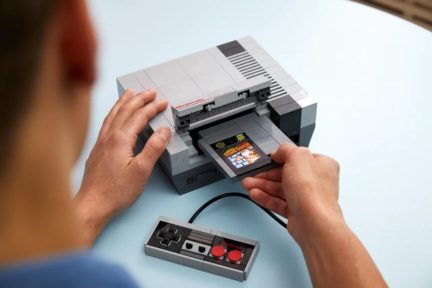 Собери свою консоль. Lego выпускает набор, включающий в себя приставку NES и ретро-телевизор